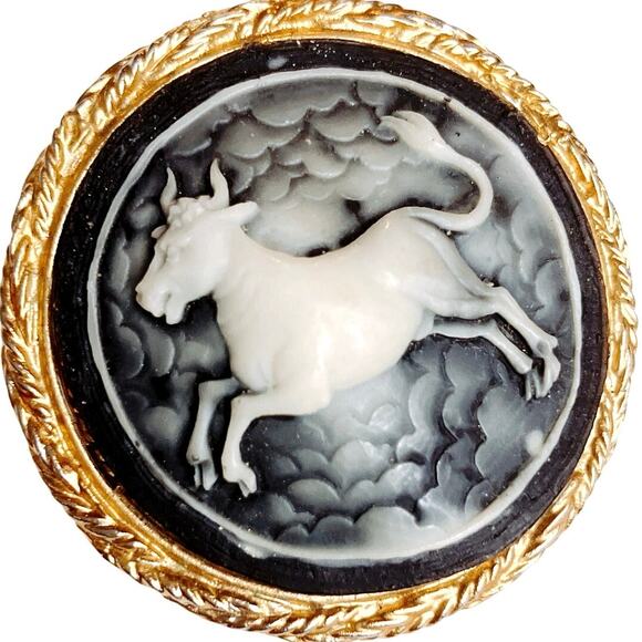 Vintage 1970s Taurus Bull Cameo Brooch Resin Gold Tone Zodiac Pin - Picture 1 of 9